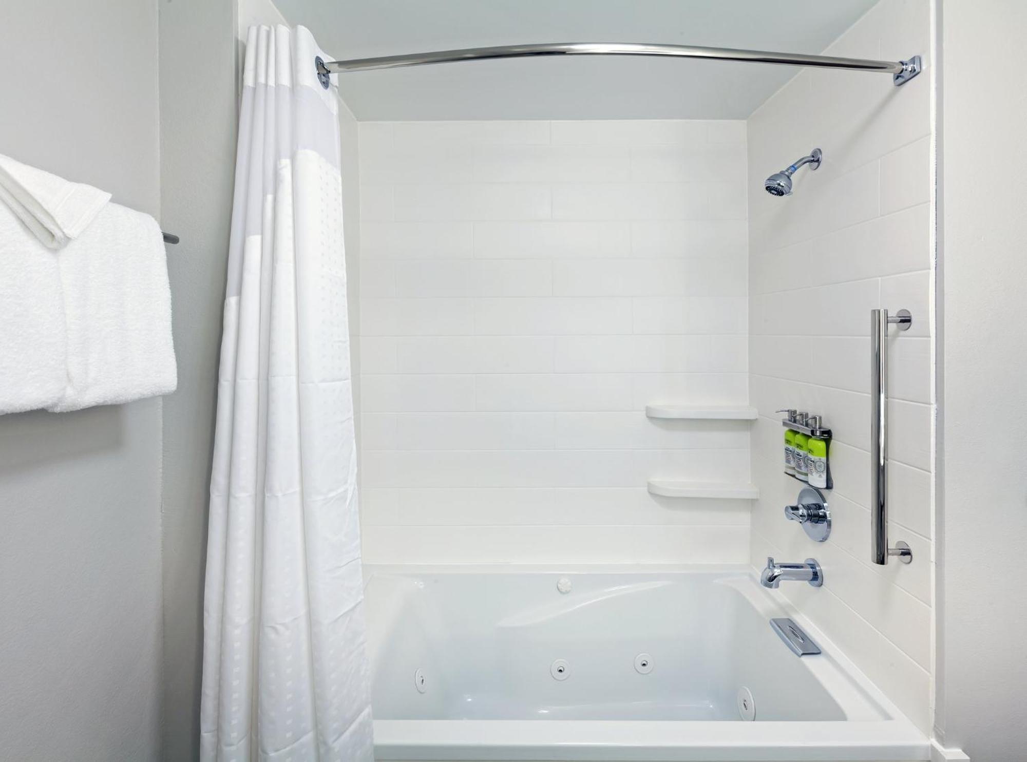 Holiday Inn Express & Suites Tulsa South - Woodland Hills By Ihg Экстерьер фото